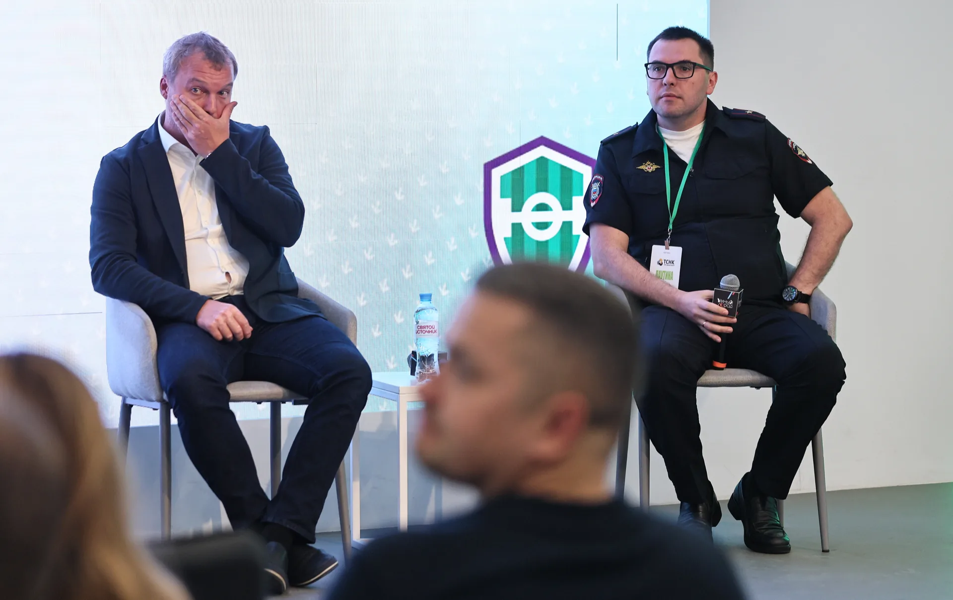 Представитель Hanston в фирменной форме на кейс-сессии конференции