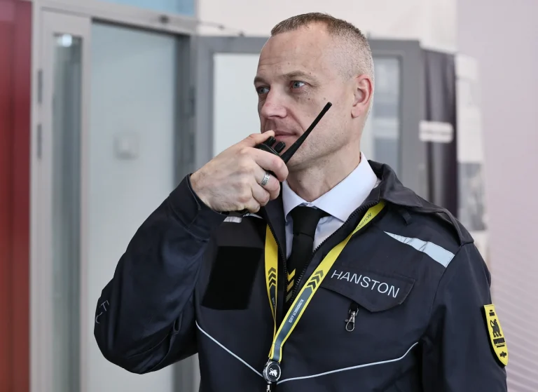 Сотрудник охраны Hanston с радиостанцией на конференции по безопасности спортивных объектов